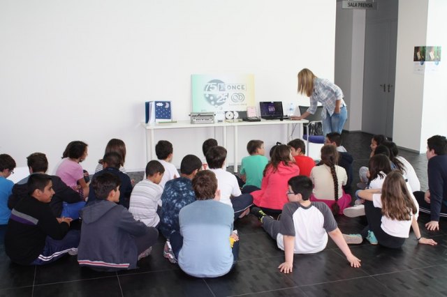 Jornada de puertas abiertas de la ONCE en Torre-Pacheco para mostrar los materiales que hacen más facil la vida de las personas con discapacidad visual - 2, Foto 2