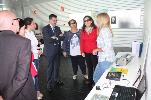 Jornada de puertas abiertas de la ONCE en Torre-Pacheco para mostrar los materiales que hacen más facil la vida de las personas con discapacidad visual - 3, Foto 3