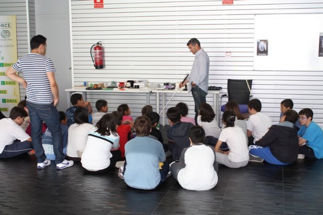 Jornada de puertas abiertas de la ONCE en Torre-Pacheco para mostrar los materiales que hacen más facil la vida de las personas con discapacidad visual - 4, Foto 4
