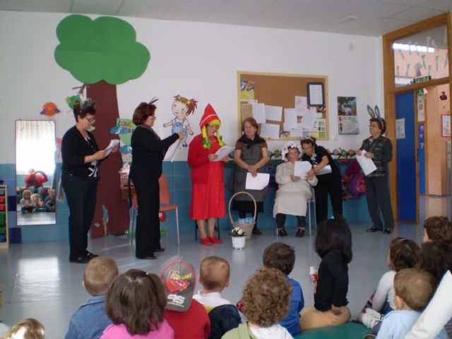 El taller de lectura del Centro de Mayores de El Mirador llevó una moderna Caperucita a la Escuela Infantil de la localidad - 1, Foto 1