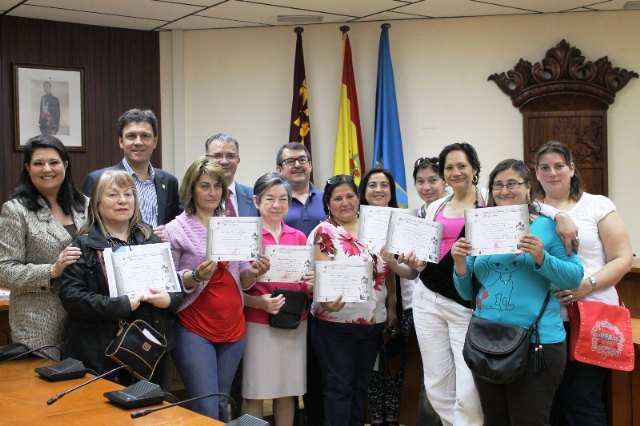 Personas en riesgo de exclusin social de Alhama de Murcia concluyen el Taller de Costura desarrollado por Proyecto Abraham, Foto 1