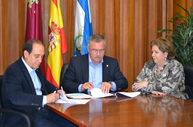El Ayuntamiento de Águilas y Cruz Roja firman un convenio de colaboración para el transporte socio-sanitario y los servicios preventivos - 1, Foto 1