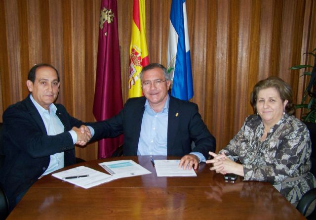 El Ayuntamiento de Águilas y Cruz Roja firman un convenio de colaboración para el transporte socio-sanitario y los servicios preventivos - 2, Foto 2