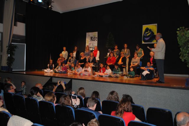 Emotivo homenaje del grupo teatral Tejuba torreño a las madres y abuelas - 1, Foto 1