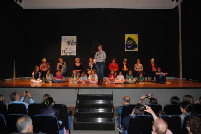 Emotivo homenaje del grupo teatral Tejuba torreño a las madres y abuelas - 2, Foto 2