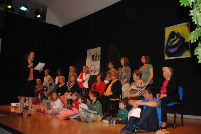 Emotivo homenaje del grupo teatral Tejuba torreño a las madres y abuelas - 3, Foto 3