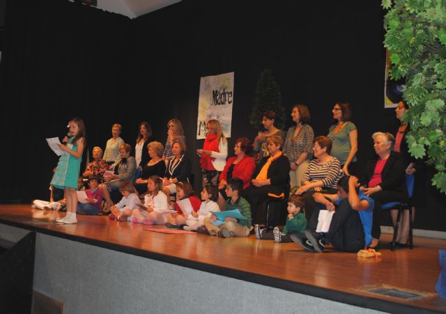 Emotivo homenaje del grupo teatral Tejuba torreño a las madres y abuelas - 5, Foto 5