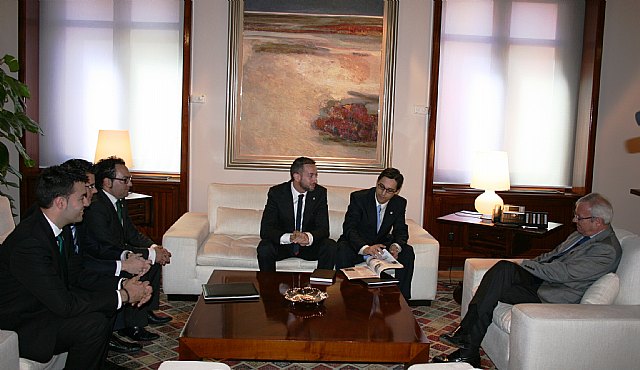 El presidente de la Comunidad recibe al decano del Colegio de Ciencias Políticas y Sociología de la Región de Murcia - 1, Foto 1