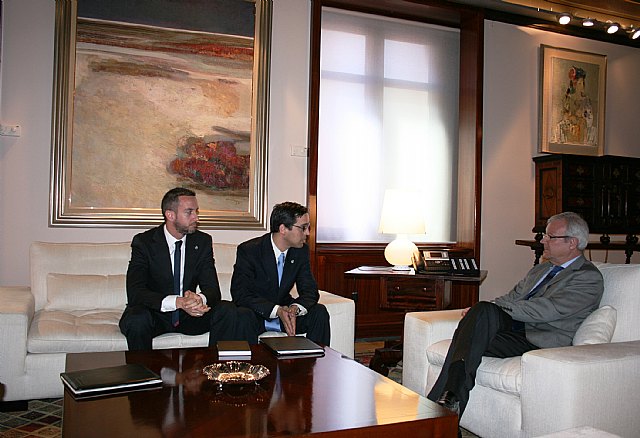 El presidente de la Comunidad recibe al decano del Colegio de Ciencias Políticas y Sociología de la Región de Murcia - 2, Foto 2