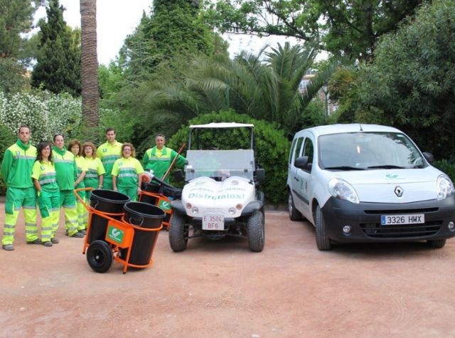 Ocho personas de la localidad, cuatro hombres y cuatro mujeres, se encargan del mantenimiento de los jardines y su limpieza - 1, Foto 1