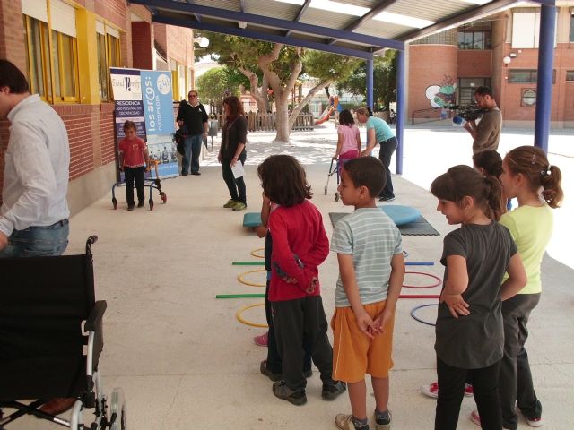 Niños del Fulgencio Ruiz experimentan las dificultades de integración de las personas discapacitadas - 1, Foto 1
