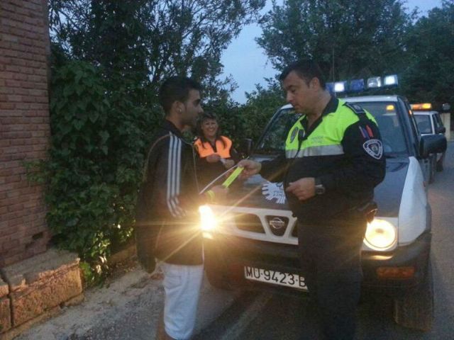 Protección Civil y Policía Local distribuyen pulseras reflectantes a viandantes y ciclistas - 1, Foto 1