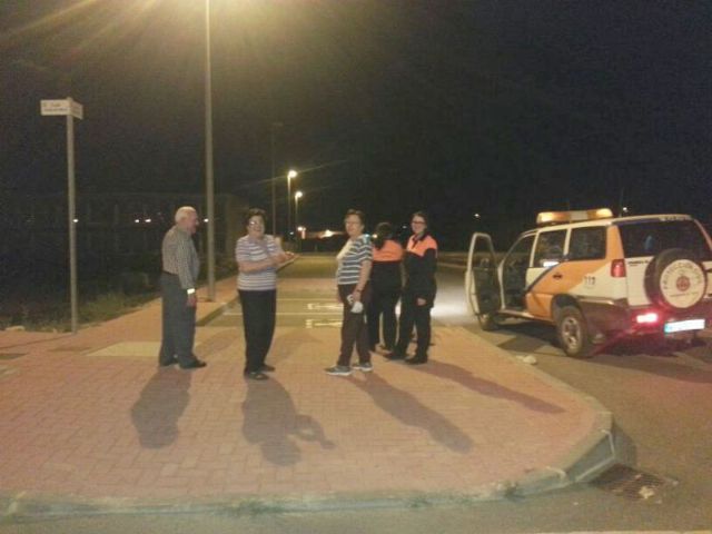 Protección Civil y Policía Local distribuyen pulseras reflectantes a viandantes y ciclistas - 2, Foto 2