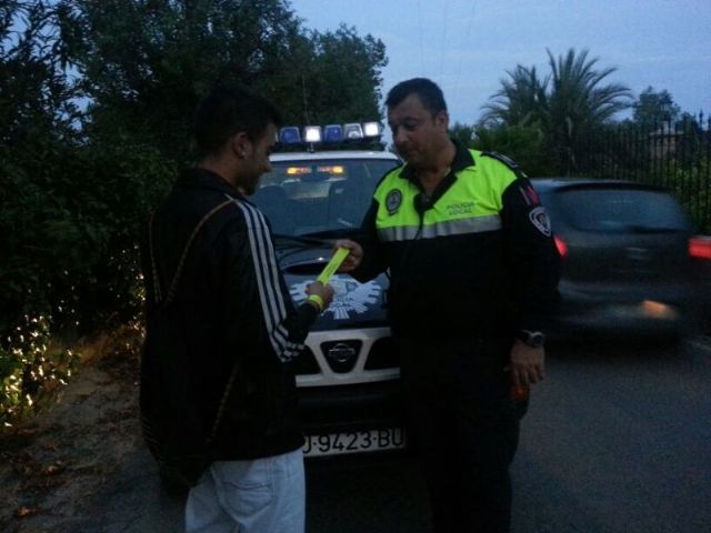 Protección Civil y Policía Local distribuyen pulseras reflectantes a viandantes y ciclistas - 3, Foto 3