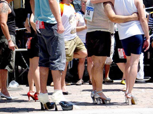 Chicos y chicas se medirán en una carrera en tacones y un partido de fútbol - 1, Foto 1