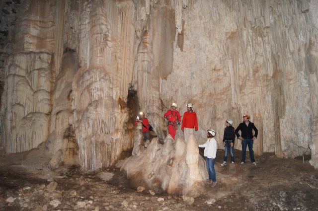 Autoridades municipales visitan la Cueva de la Moneda en el Parque Natural de Sierra Espuña, Foto 1