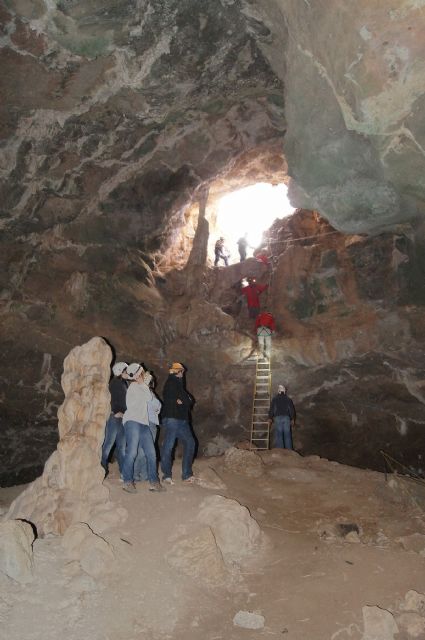 Autoridades municipales visitan la Cueva de la Moneda en el Parque Natural de Sierra Espuña, Foto 2