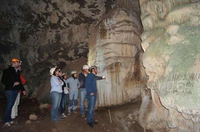 Autoridades municipales visitan la Cueva de la Moneda en el Parque Natural de Sierra Espuña, Foto 3