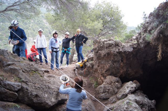 Autoridades municipales visitan la Cueva de la Moneda en el Parque Natural de Sierra Espuña, Foto 4