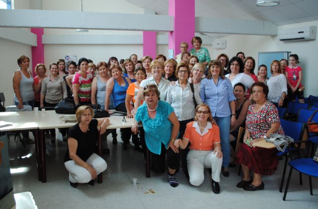 Risas y regalos de la mano de la asociación de mujeres Isabel González torreña - 1, Foto 1