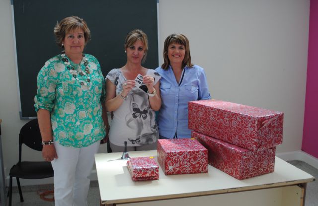 Risas y regalos de la mano de la asociación de mujeres Isabel González torreña - 2, Foto 2