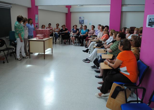 Risas y regalos de la mano de la asociación de mujeres Isabel González torreña - 3, Foto 3