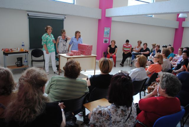 Risas y regalos de la mano de la asociación de mujeres Isabel González torreña - 4, Foto 4