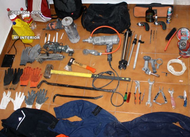 La Guardia Civil intercepta en Molina de Segura un vehículo con droga y herramientas para robar - 2, Foto 2