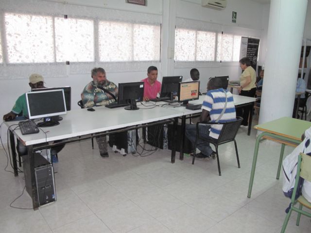 La sede de ACCEM recibe la visita del concejal de Atención Social - 3, Foto 3