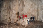 Autoridades municipales visitan la Cueva de la Moneda en el Parque Natural de Sierra Espuña