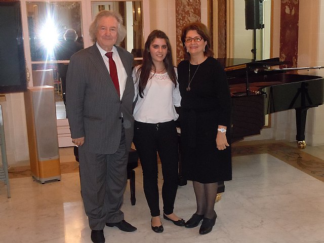 La jovencísima pianista murciana, Mª Ángeles Ayala, confirma su clase, Foto 1