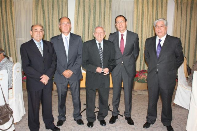 Agustín Navarrete recibe de manos del Alcalde su nombramiento como Vecino del Año 2013 - 1, Foto 1