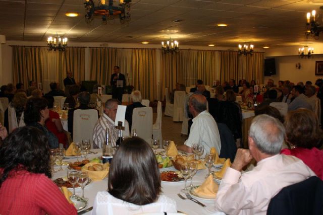 Agustín Navarrete recibe de manos del Alcalde su nombramiento como Vecino del Año 2013 - 2, Foto 2