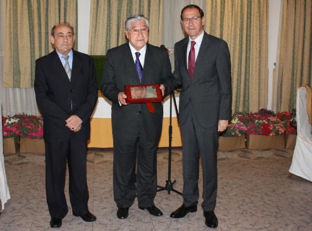 Agustín Navarrete recibe de manos del Alcalde su nombramiento como Vecino del Año 2013 - 3, Foto 3