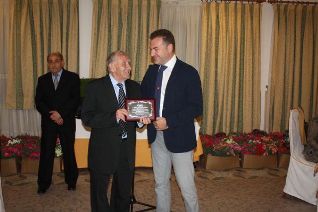Agustín Navarrete recibe de manos del Alcalde su nombramiento como Vecino del Año 2013 - 4, Foto 4