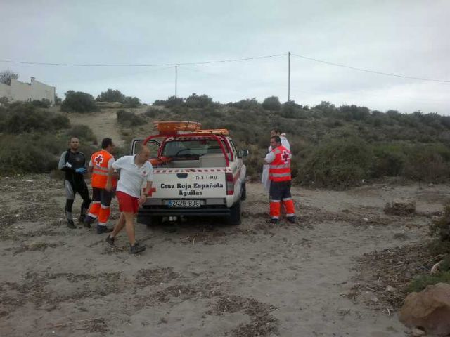 Cruz Roja Española en Águilas rescata a un bañista en la rompiente de la Playa de Matalentisco - 1, Foto 1