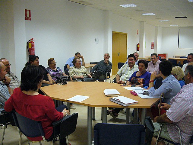 Autoridades municipales se reúnen con la Asociación de Vecinos de Lébor, Foto 1