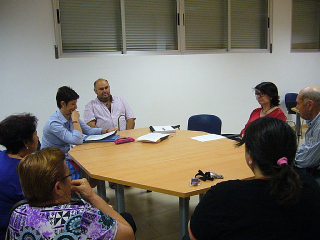 Autoridades municipales se reúnen con la Asociación de Vecinos de Lébor, Foto 2