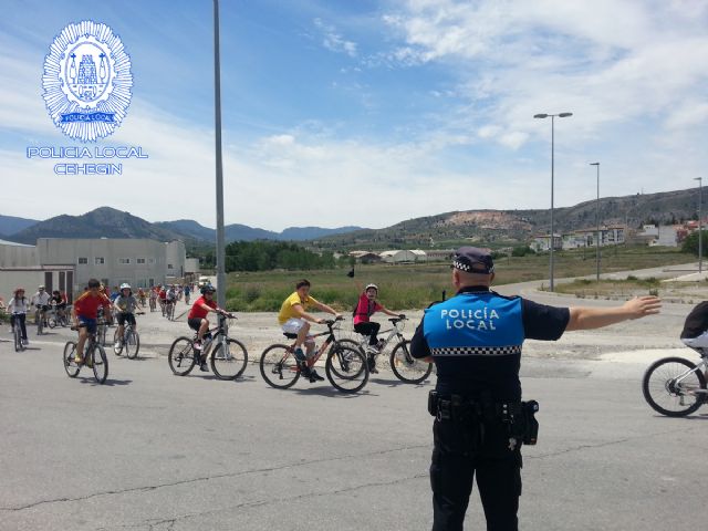 La Policía Local colabora en la marcha ciclista escolar garantizando la seguridad de los alumnos - 1, Foto 1