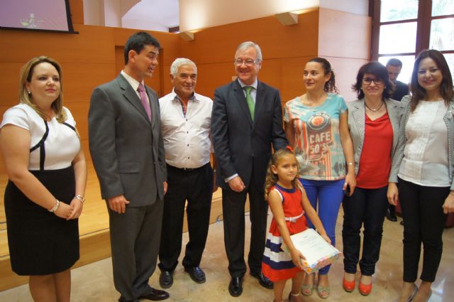 The college student "Luis Perez Rueda", Julia Marquez won the drawing contest "My people Europe", Foto 1