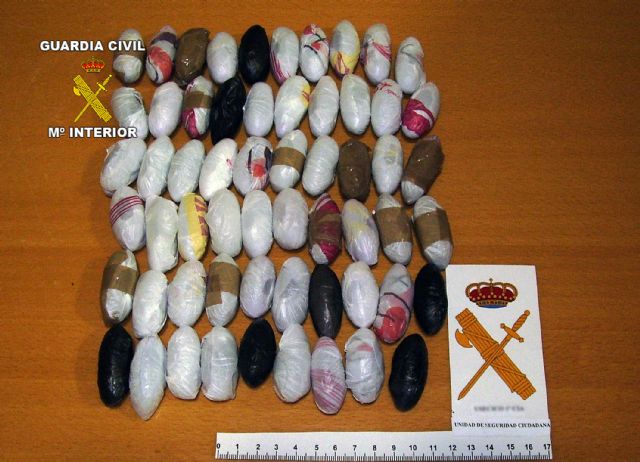 La Guardia Civil detiene a una persona con más de medio kilo de bellotas de hachís oculto entre su ropa - 1, Foto 1