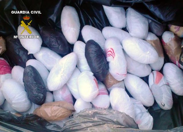 La Guardia Civil detiene a una persona con más de medio kilo de bellotas de hachís oculto entre su ropa - 3, Foto 3