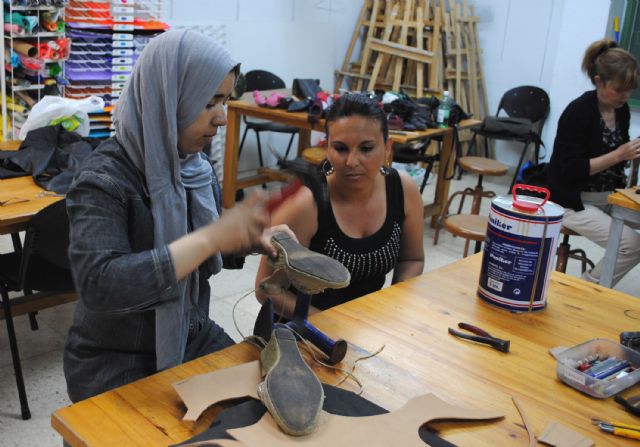 El Ayuntamiento torreño y el Proyecto Abraham colaboran en un taller de reparación de calzado - 2, Foto 2
