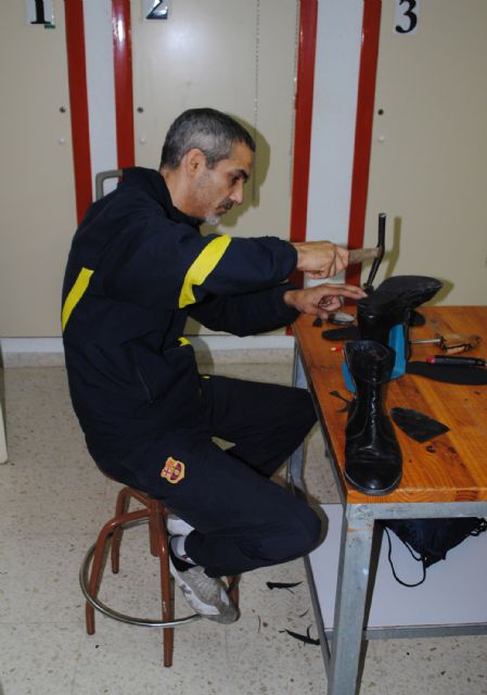El Ayuntamiento torreño y el Proyecto Abraham colaboran en un taller de reparación de calzado - 3, Foto 3