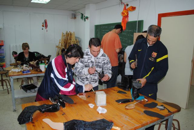 El Ayuntamiento torreño y el Proyecto Abraham colaboran en un taller de reparación de calzado - 4, Foto 4