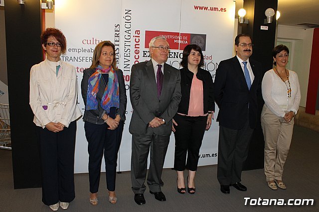La alcaldesa de Totana y el rector de la Universidad de Murcia firman un convenio de colaboración, Foto 1