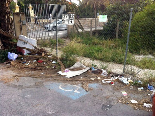 El Grupo Socialista exige la limpieza y acondicionamiento inmediato del aparcamiento del Paseo del Malecón - 1, Foto 1