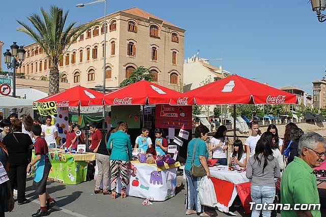 Los alumnos del colegio Reina Sofía y el IES Prado Mayor promocionan los productos de sus jóvenes empresas en el mercadillo semanal de Totana, Foto 1