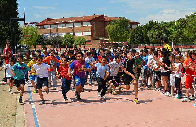 La tercera Carrera Solidaria del colegio Los Antolinos recauda más de 480 euros y 50 kilos de alimentos para Cáritas - 1, Foto 1