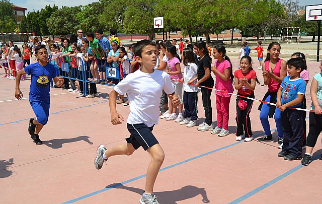 La tercera Carrera Solidaria del colegio Los Antolinos recauda más de 480 euros y 50 kilos de alimentos para Cáritas - 2, Foto 2
